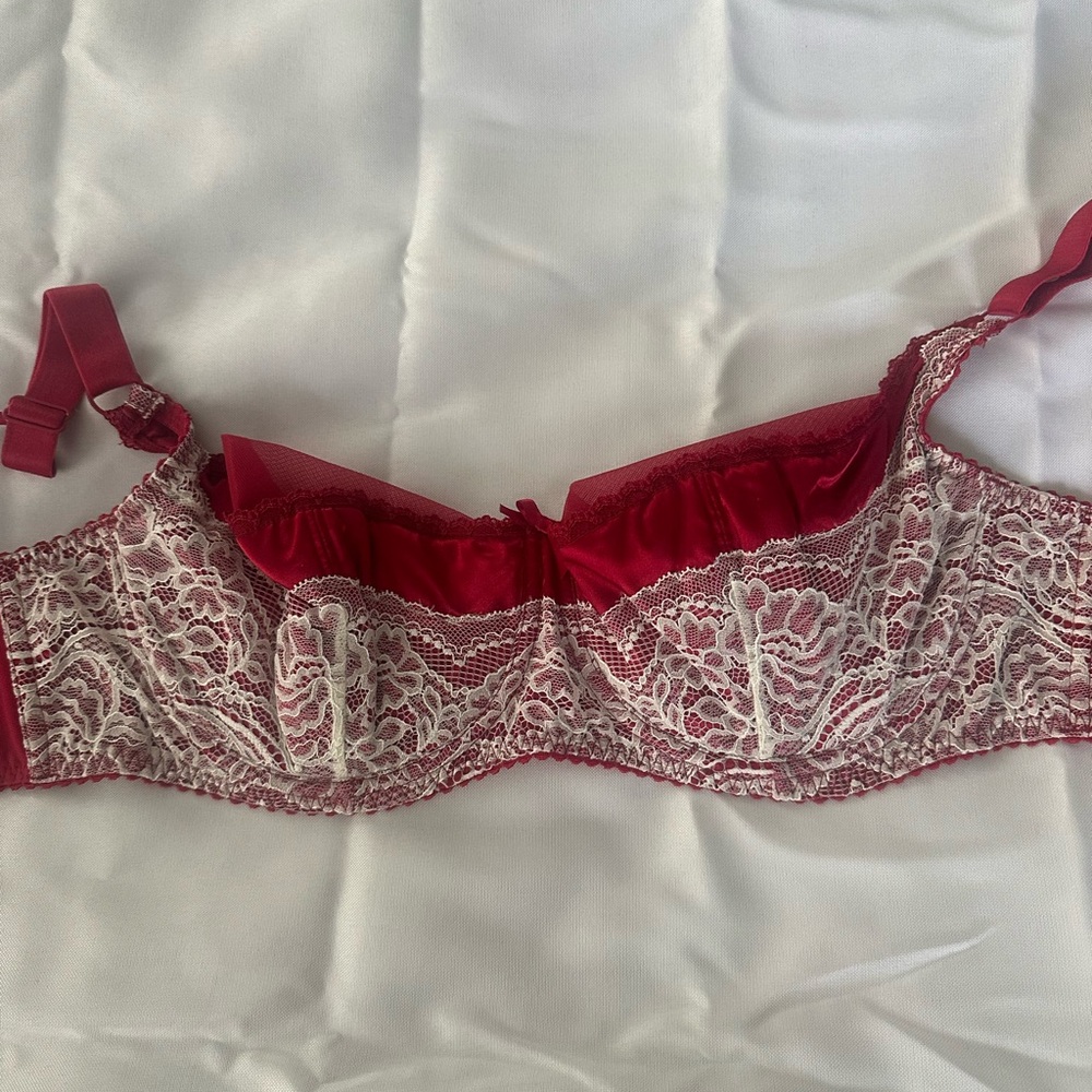 Chic Red Lace Underwire Bra